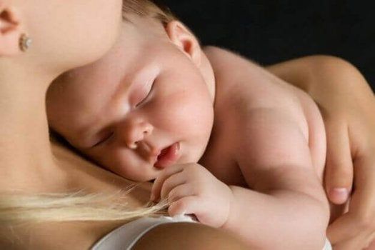 Portage et sommeil du bébé : mythe ou vraie solution ?